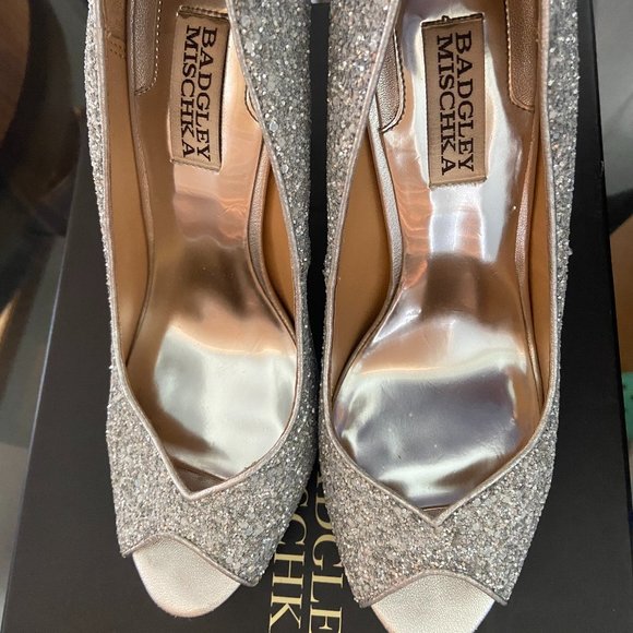 Badgley Mischka Women's Kassidy Platform Pump - Picture 2 of 7